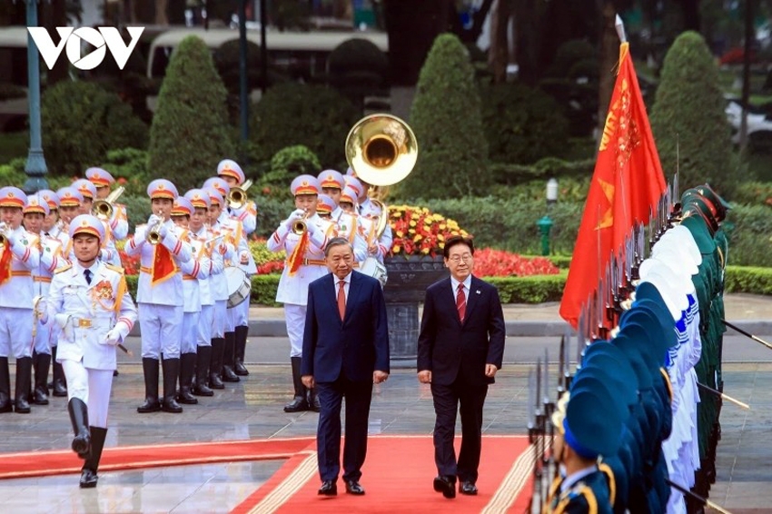 Tổng Bí thư, Chủ tịch nước Việt Nam Tô Lâm và Tổng thống Hàn Quốc Lee Jae Myung duyệt đội danh dự Quân đội Nhân dân Việt Nam