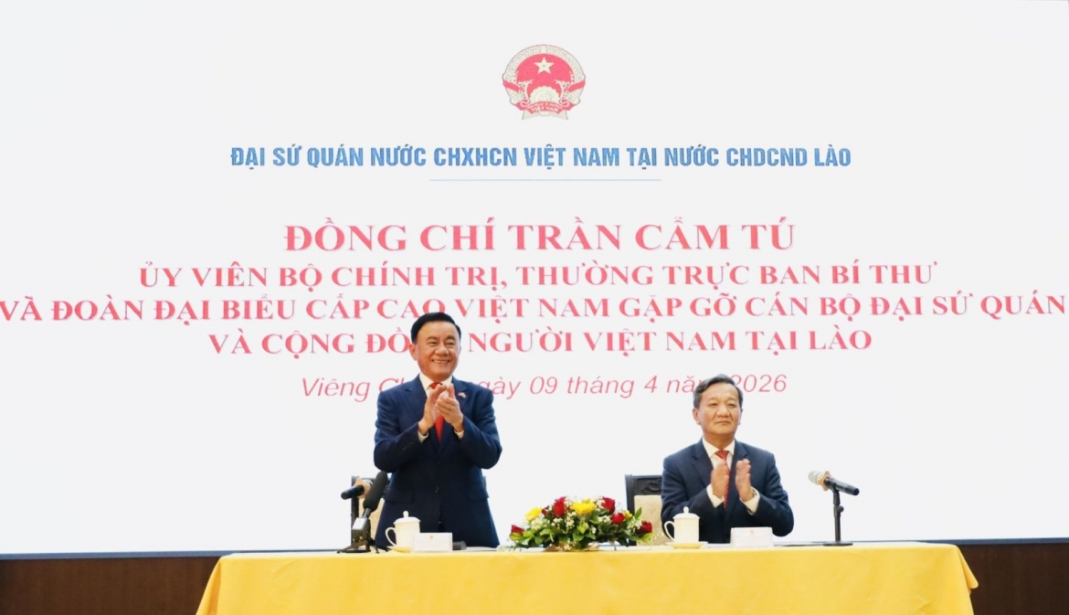  Thường trực Ban Bí thư Trần Cẩm Tú gặp gỡ cán bộ, nhân viên Đại sứ quán Việt Nam và cộng đồng người Việt Nam tại Lào.