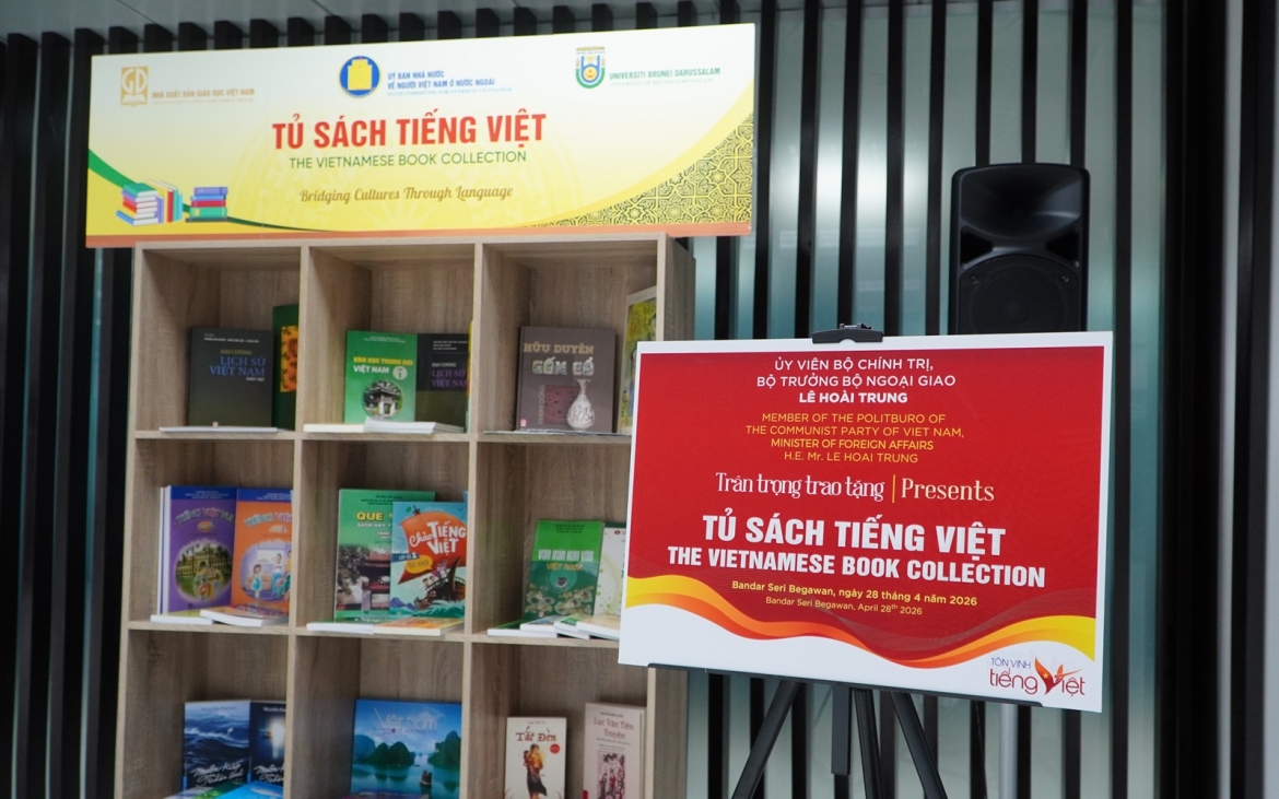Tủ sách tiếng Việt tại Đại học Quốc gia Brunei. Ảnh: Bộ Ngoại giao Việt Nam.