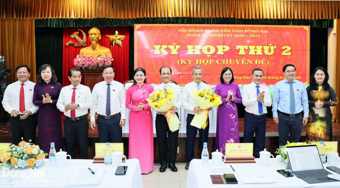 Ông Nguyễn Tuấn Anh (thứ 6 từ trái sang) nhận hoa chúc mừng (Ảnh: CN)