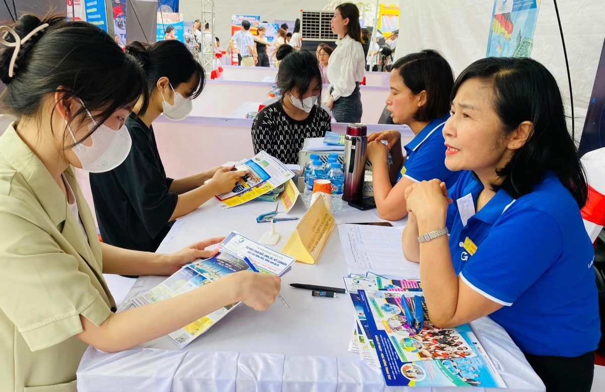 Ngoài năng lực, sinh viên ta trường cần có 3 kỹ năng cốt lõi, xuyên suốt: Tiếng Anh, công nghệ và học tập suốt đời. Ảnh: vneconomy.vn