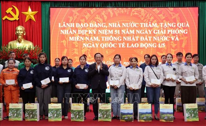 Đồng chí Trịnh Văn Quyết trao quà cho các gia đình chính sách trên địa bàn tỉnh Tuyên Quang. Ảnh: Đức Thọ/TTXVN
