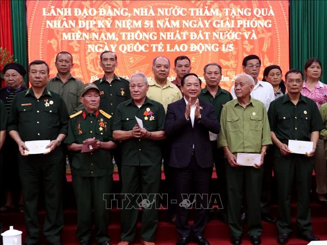 Đồng chí Trịnh Văn Quyết trao quà cho các gia đình chính sách trên địa bàn tỉnh Tuyên Quang. Ảnh: Đức Thọ/TTXVN