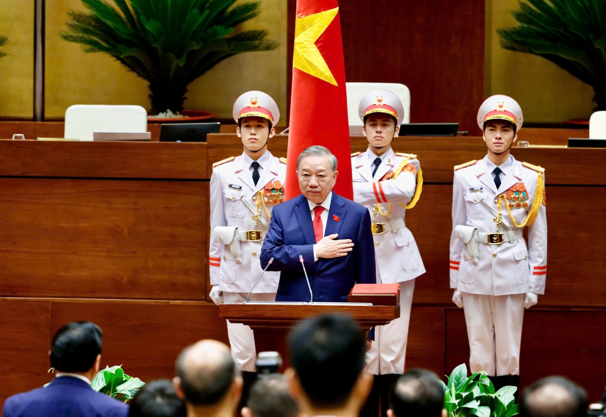 Đồng chí Tô Lâm là Tổng Bí thư khóa XIII (8/2024), XIV; Ủy viên Bộ Chính trị các khóa XII, XIII, XIV; Ủy viên Trung ương Đảng các khóa XI, XII, XIII, XIV; Chủ tịch nước nhiệm kỳ 2021-2026 (5/2024-10/2024) và là đại biểu Quốc hội các khóa XIV, XV, XVI.