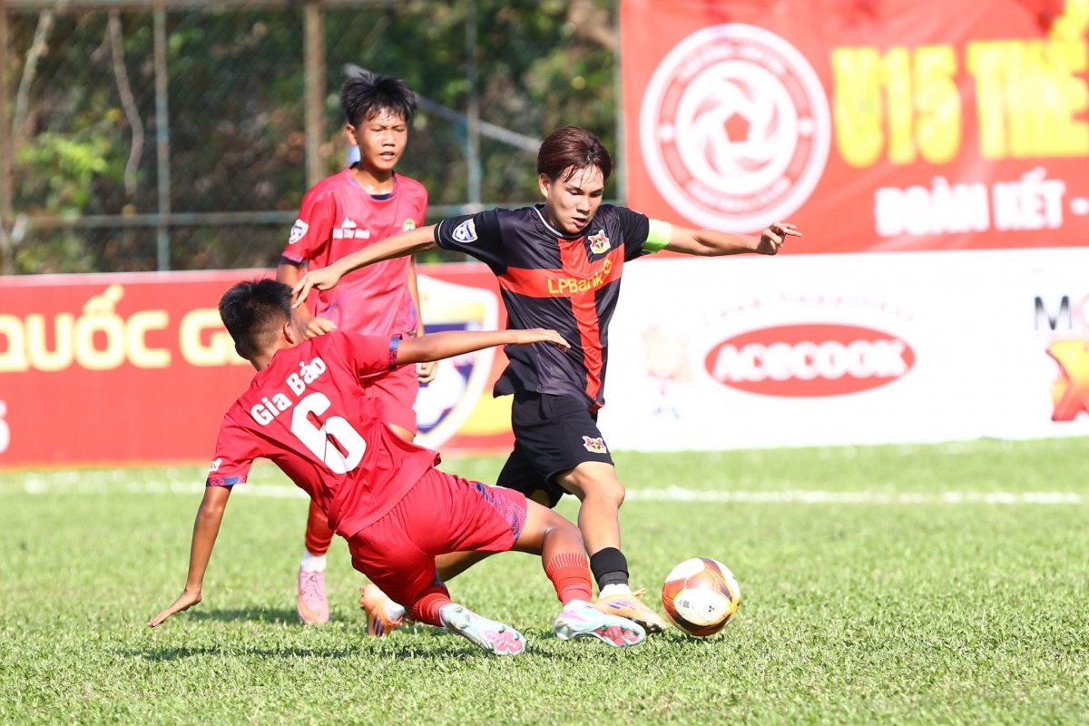 Trận đấu giữa Ninh Bình (áo đen) và Tây Ninh được xem là "chung kết" của bảng A. (Ảnh: VFF)