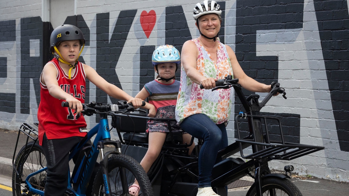 Gia đình chị Jacinta Peperkamp ở thành phố Sydney đã chuyển sang đi xe đạp kể từ khi giá nhiên liệu tăng cao. Nguồn: Jessica Hromas/The Guardian