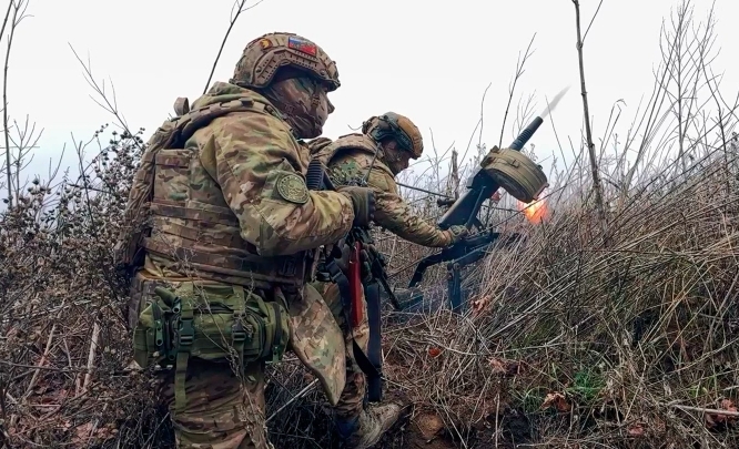 Quân nhân Nga chuẩn bị tập kích vị trí Ukraine ngày 31/3. Ảnh: AP