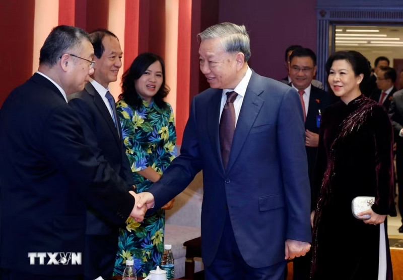 Tổng Bí thư, Chủ tịch nước Tô Lâm và Phu nhân gặp mặt thân nhân các tướng lĩnh, chuyên gia, nhân sỹ hữu nghị Việt Nam-Trung Quốc. (Ảnh: Thống Nhất/TTXVN)