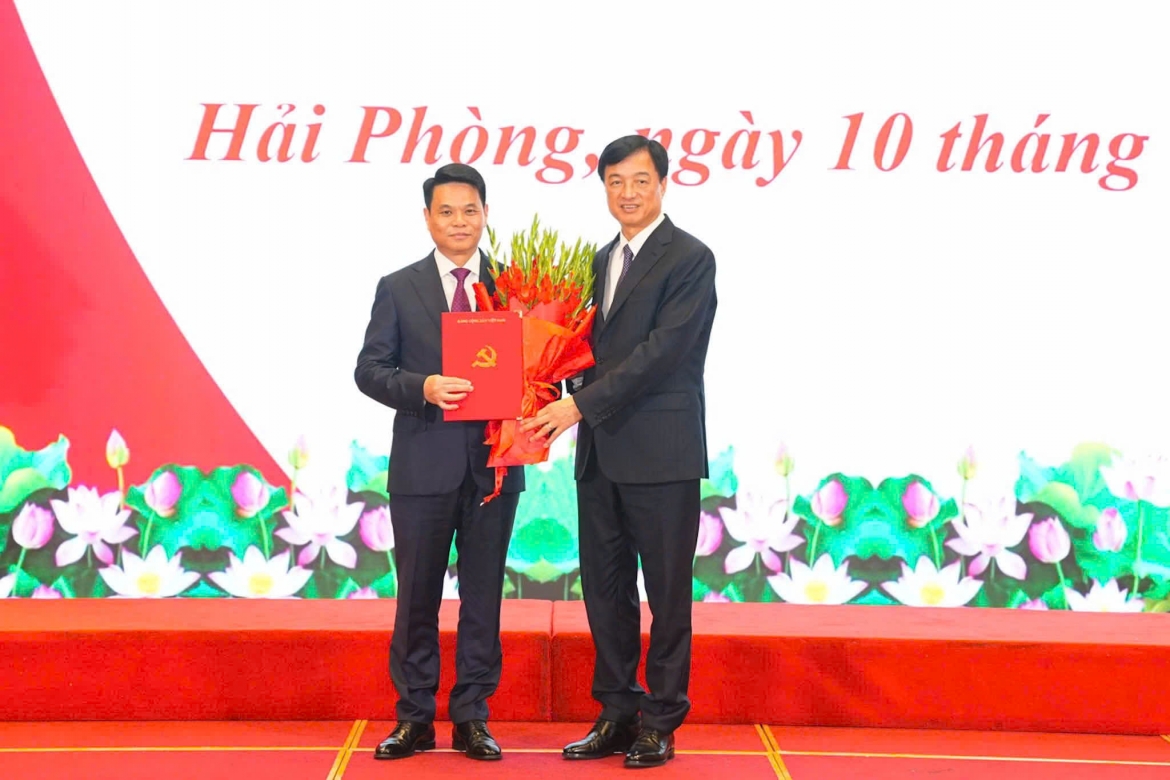 Trưởng ban Tổ chức Trung ương Nguyễn Duy Ngọc trao Quyết định của Bộ Chính trị chuẩn y ông Lê Ngọc Châu giữ chức Bí thư Thành ủy Hải Phòng nhiệm kỳ 2025-2030. (Ảnh: Đàm Thanh)