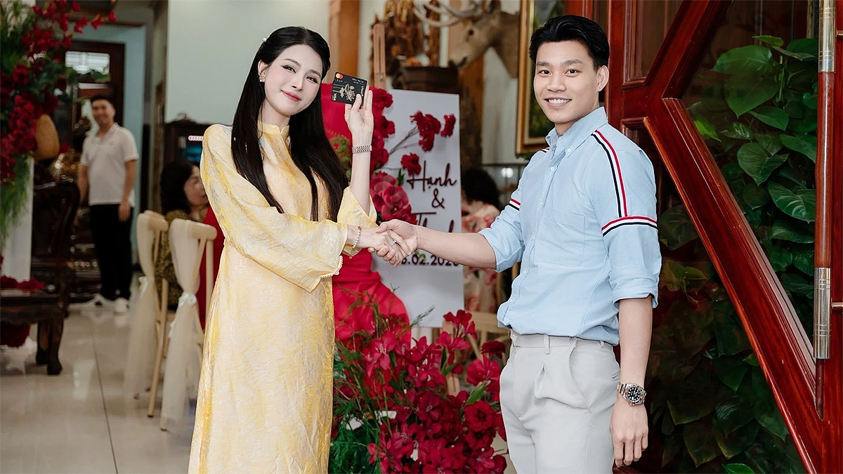 Hâu vệ Văn Thanh mang trap xịn xò đến nhà vợ sắp cưới “trâm anh thế phiệt” Trần Bích Hạnh để dạm ngõ, trao ngay “thẻ lương” cực uy tín.