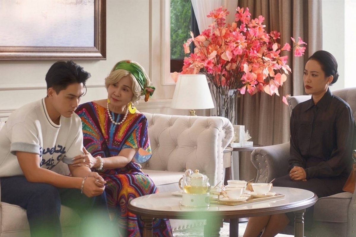 Sự ngăn cấm của bà Mai (Hồng Ánh) không chỉ đến từ sự khác biệt giàu nghèo mà còn từ những "lời phán" bói toán về sự hợp mệnh.