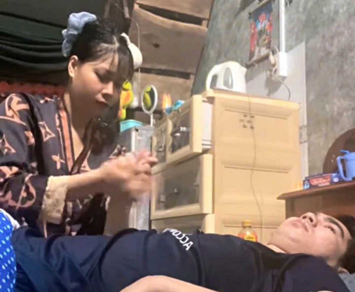 Sau khi gặp tai nạn, anh Hiếu chỉ nằm một chỗ, mọi sinh hoạt đều phụ thuộc vợ 