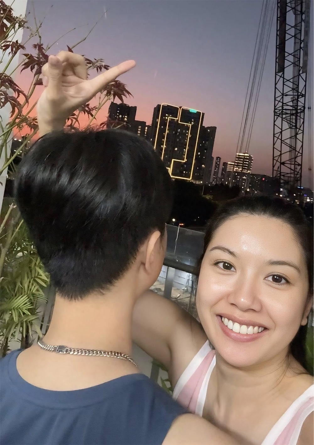 Vợ chồng á hậu Thúy Vân ngắm sao băng.