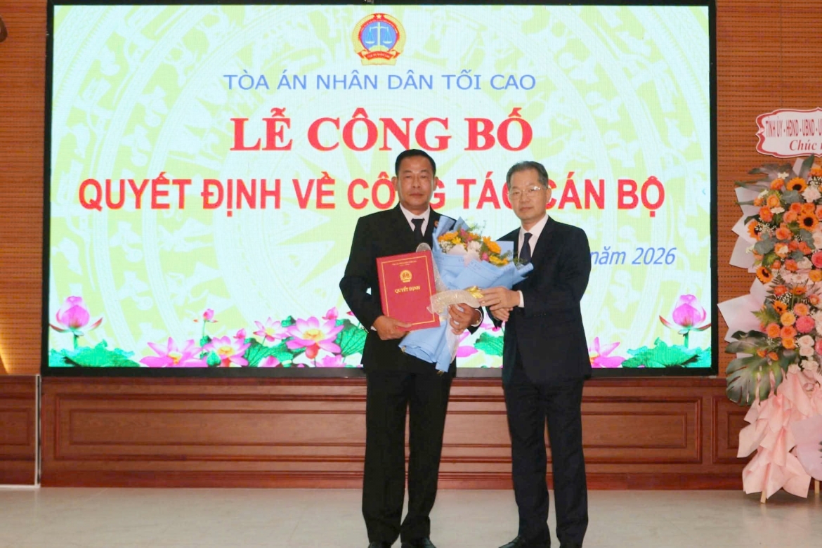 Chánh án TAND tối cao Nguyễn Văn Quảng trao quyết định và tặng hoa ông Võ Kế Nghiệp 