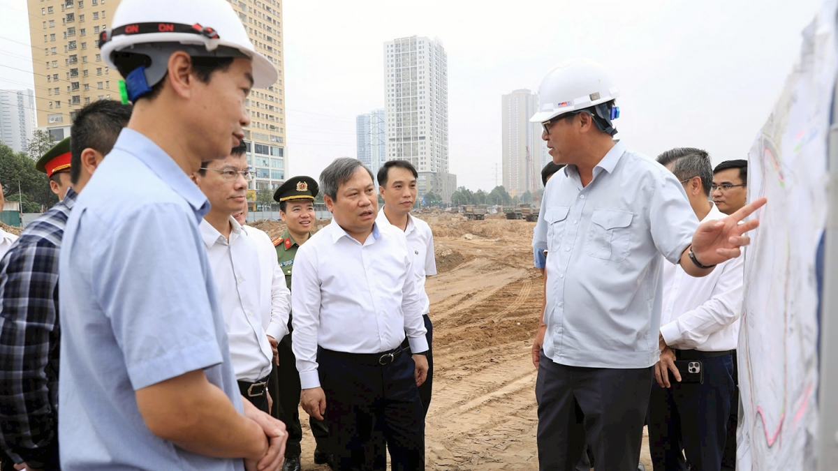 Ông Vũ Đại Thắng kiểm tra tại công trường Dự án đầu tư xây dựng hồ đầu mối Mễ Trì. Ảnh: Đình Hiệp