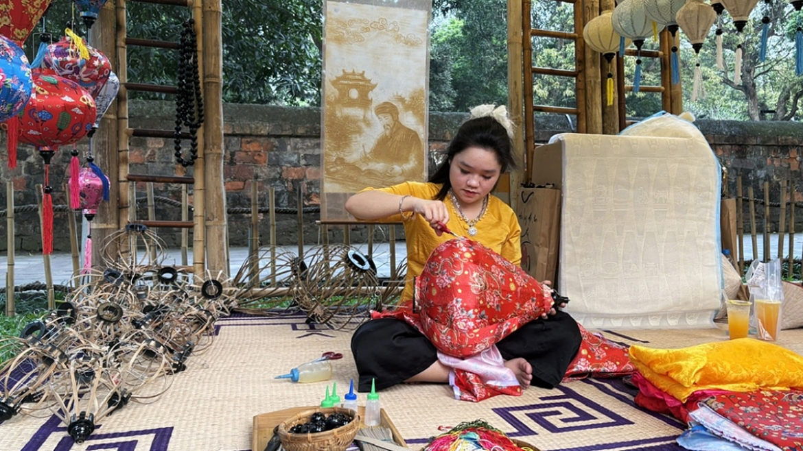 Bàn tay khéo léo của nghệ nhân tạo nên những chiếc đèn lồng tinh xảo