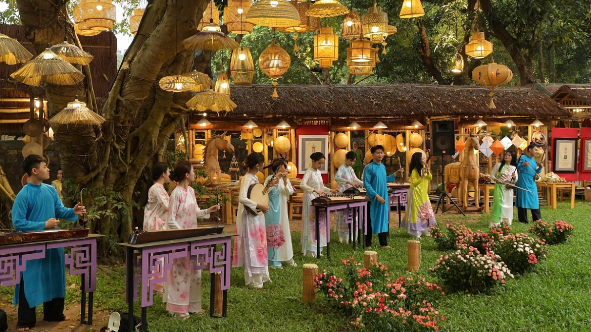 Không gian vườn Giám tỏa sáng bởi những chiếc đèn lồng nhiều kiểu dáng, chất liệu