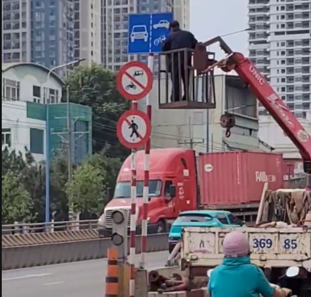 Cơ quan chức năng xóa biển cho phép xe máy lưu thông theo giờ trên cầu vượt