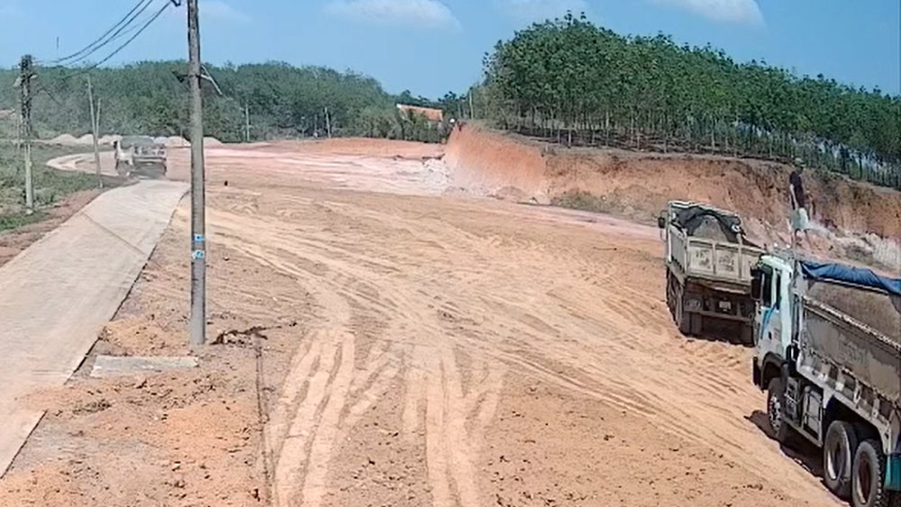 Cảnh nhóm người xúc đất chuyển đi nơi khác. Ảnh: Người dân cung cấp