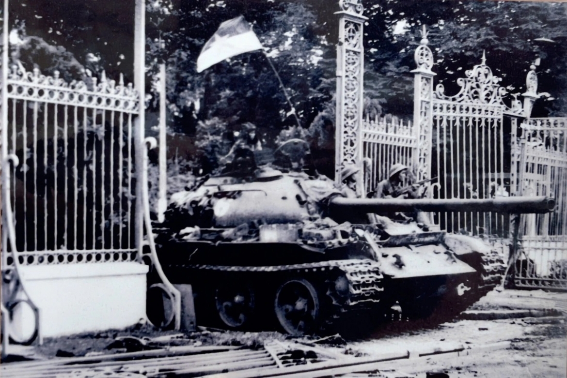 Xe tăng tiến vào Dinh Độc Lập ngày 30/4/1975 (Ảnh tư liệu: Nhà báo Trần Mai Hưởng)