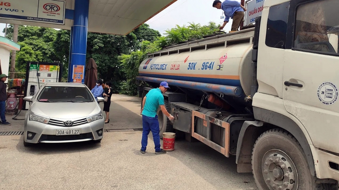 Theo đề xuất của Bộ Công Thương, từ ngày 30/4/2026, xăng E10 được phối trộn và bán đại trà trên cả nước song song với xăng E5RON92