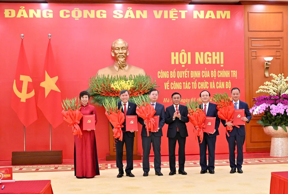 Ủy viên Bộ Chính trị, Thường trực Ban Bí thư Trần Cẩm Tú trao các quyết định cho đại diện lãnh đạo 5 cơ quan, gồm: Đài Tiếng nói Việt Nam, Thông tấn xã Việt Nam, Đài Truyền hình Việt Nam, Viện Hàn lâm Khoa học xã hội Việt Nam, Viện Hàn lâm Khoa học và Công nghệ Việt Nam. Ảnh: TTXVN
