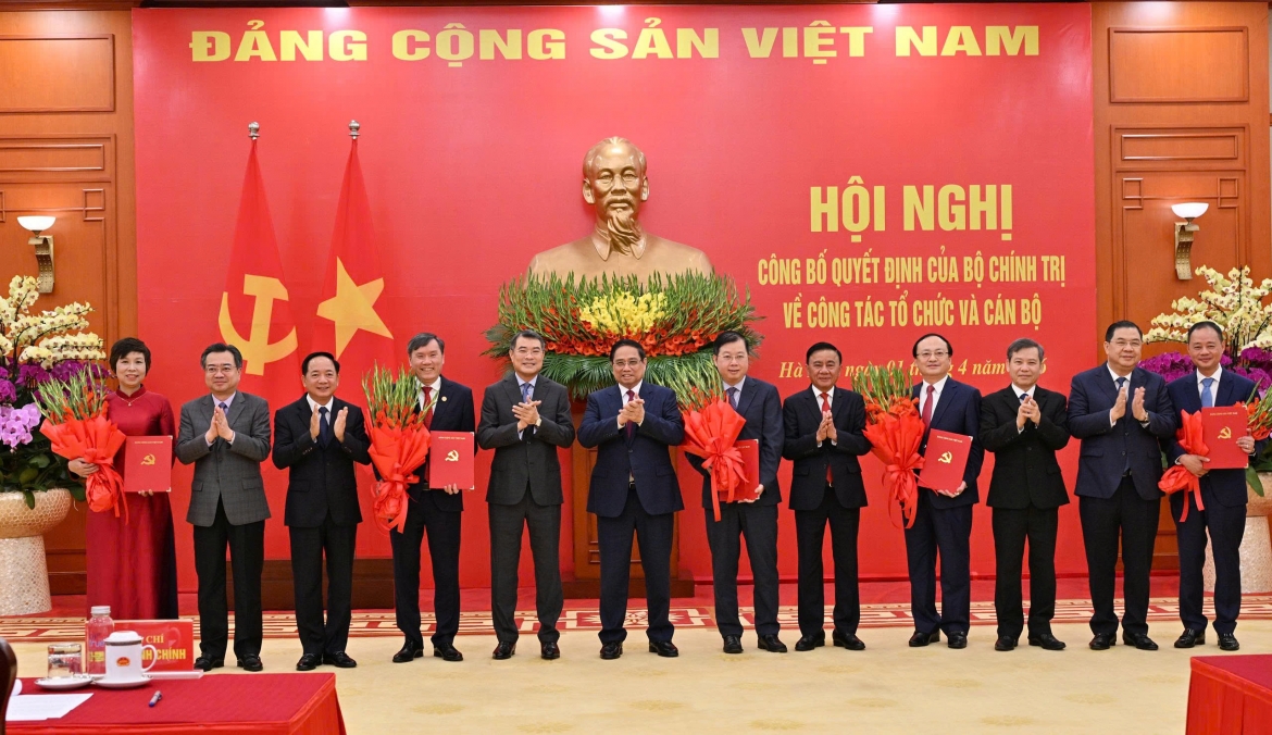 Thủ tướng Phạm Minh Chính và Thường trực Ban Bí thư Trần Cẩm Tú cùng các lãnh đạo Đảng, Nhà nước chúc mừng đại diện các đơn vị.
