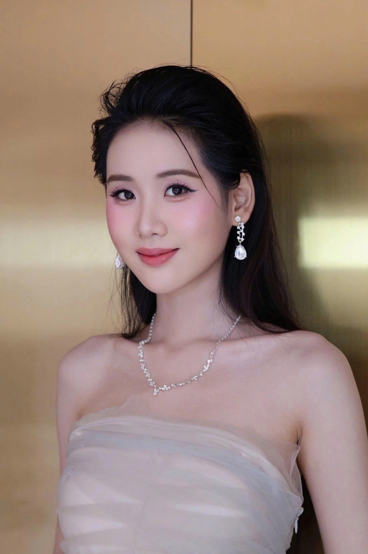 Á hậu 2 Miss World Vietnam 2025 Trương Tâm Như cũng sở hữu thành tích học tập nổi bật. Cô đạt IELTS 8.0, có 12 năm liền là học sinh giỏi và từng giành nhiều giải thưởng trong các kỳ thi tiếng Anh, trong đó có Huy chương đồng Olympic tiếng Anh trên Internet. Hiện Tâm Như là sinh viên Đại học FPT Đà Nẵng, đạt học bổng 30% cho toàn khóa học và danh hiệu sinh viên giỏi 4 kỳ liên tiếp. Cô đăng quang Hoa khôi Đại học FPT Đà Nẵng 2024. Người đẹp tham gia các dự án cộng đồng như sáng lập dự án “English Makes Life – Tiếng Anh cho em”, tham gia dự án “SafeEdu” về phòng chống ma túy và bạo lực học đường, đồng thời cùng đội thi giành giải Nhì toàn quốc cuộc thi “Trường học không ma túy 2024”.