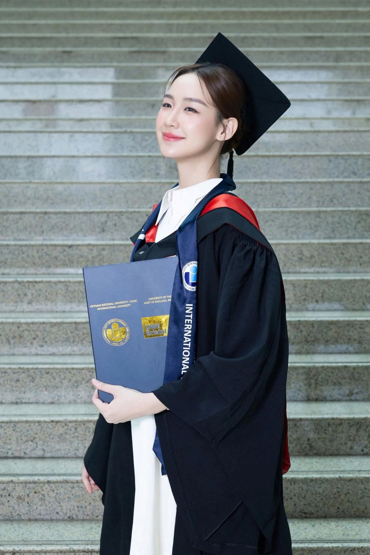 Á hậu 1 Miss World Vietnam 2022 Lê Nguyễn Bảo Ngọc là người đẹp sở hữu sắc vóc, học vấn và các hoạt động cộng đồng ấn tượng. Cô tốt nghiệp loại giỏi ngành Quản trị Kinh doanh, chương trình liên kết quốc tế, Trường Đại học Quốc tế - Đại học Quốc gia TP.HCM. Cô từng đạt IELTS 7.0 khi còn học cấp 3 và sau đó đạt 8.0 IELTS trong thời gian học đại học. Người đẹp được học bổng 10.000 AUD của Đại học New South Wales (Australia), học bổng SEED do chính phủ Canada tài trợ, học bổng Nhà lãnh đạo Liên doanh của Quest Venture Singapore, học bổng từ Đại học Quốc gia Singapore... Bảo Ngọc được lựa chọn làm đại diện Việt Nam tại Miss World lần thứ 73.