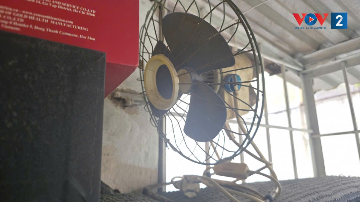 Chiếc quạt trong nhà kho vẫn được ông Minh giữ gìn