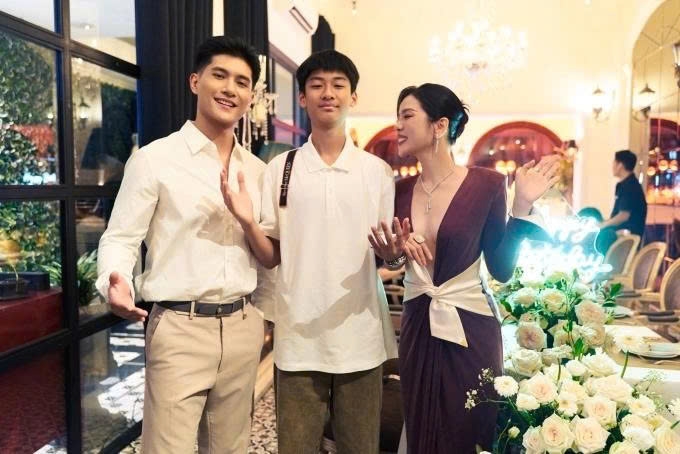 Ca sĩ Lệ Quyên hạnh phúc khi bạn trai Lâm Bảo Châu và con trai cùng đón sinh nhật tròn 45 tuổi tại biệt thự rộng 600 m2.