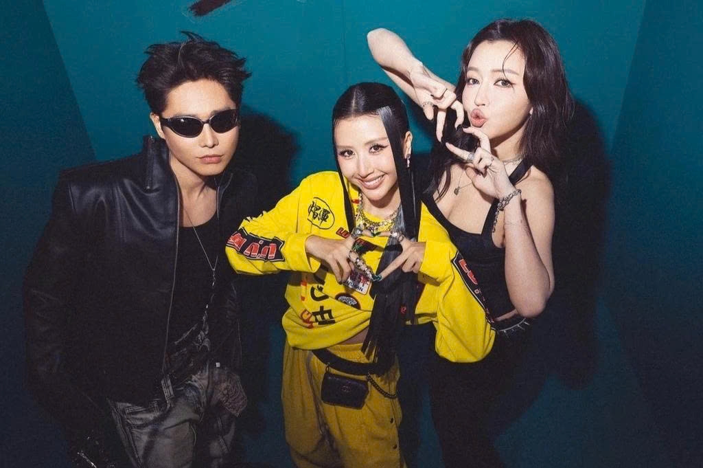 Bích Phương và Tăng Duy Tân có động thái xác nhận chuyện tình cảm khi cùng nhau nắm tay, tình tứ tại sự kiện của đồng nghiệp. Hai người diện trang phục đồng điệu.