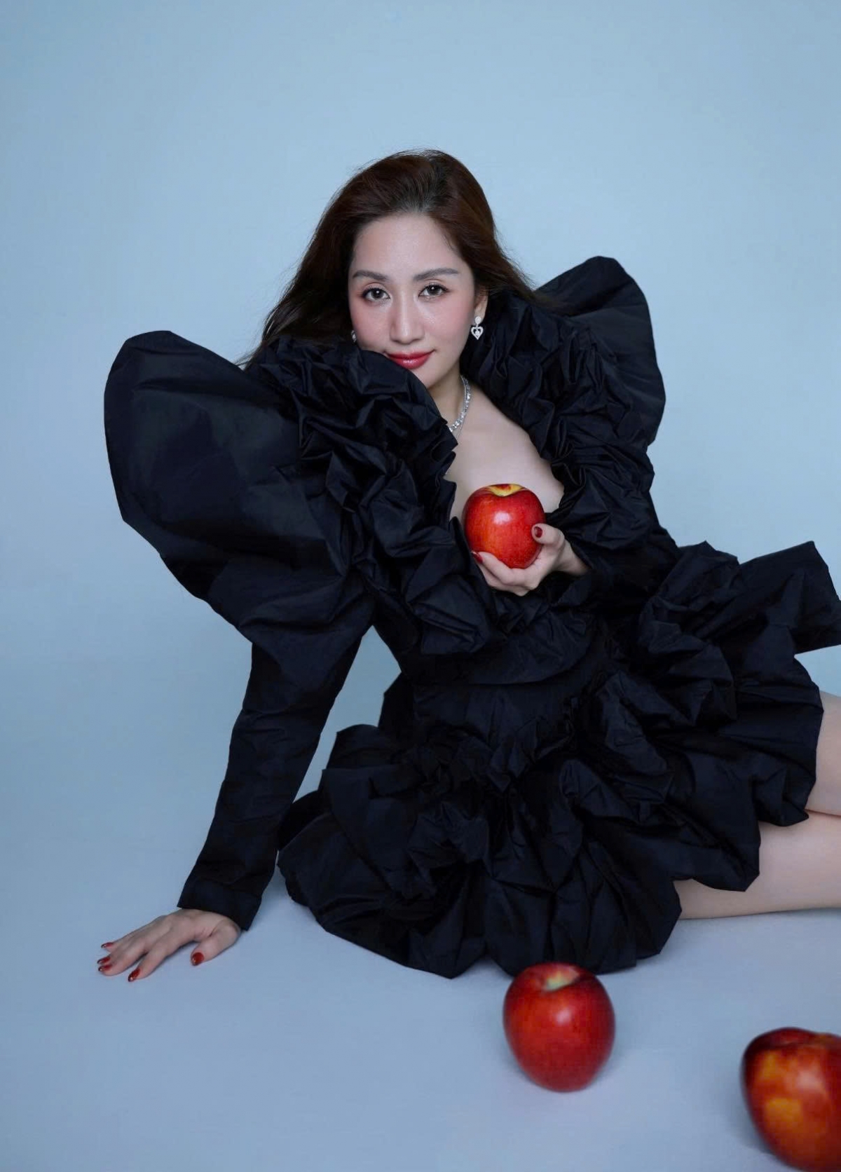 Kiện tướng dancesport Khánh Thi chụp bộ ảnh đánh dấu tuổi mới. "44 không còn là tuổi để sợ hãi mà để nhìn lại và biết mình đã mạnh mẽ đến thế nào", cô viết.