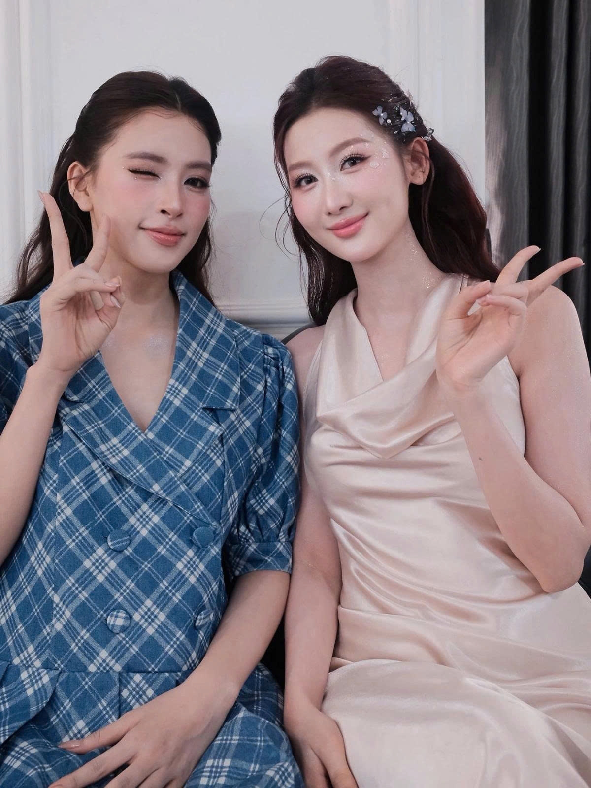 Hoa hậu Quế Anh (bên phải) gọi mình và Tiểu Vy là "hai cô dâu xinh yêu đến từ Quảng Nam".