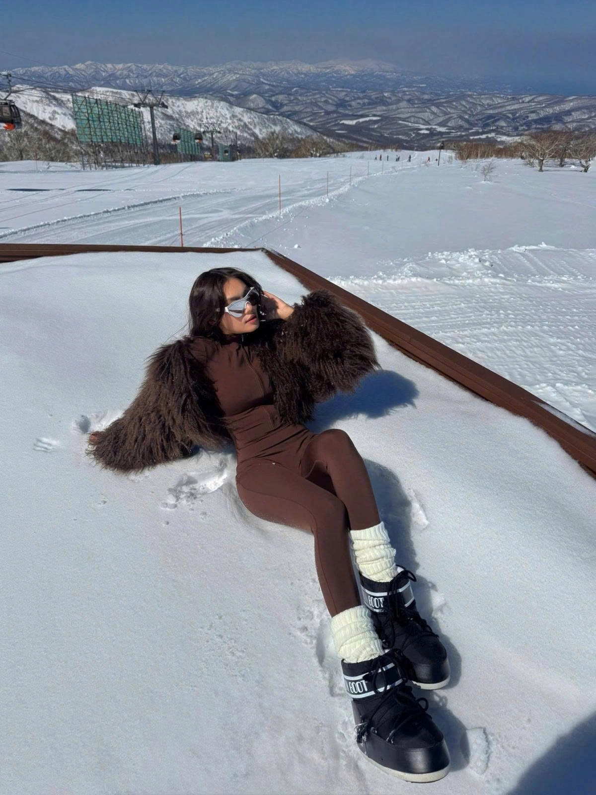 Á hậu Thảo Nhi Lê cùng người yêu và nhóm bạn vừa thực hiện chuyến nghỉ dưỡng 5 ngày tại khu trượt tuyết ở Hokkaido, chi phí 160 triệu đồng mỗi người.