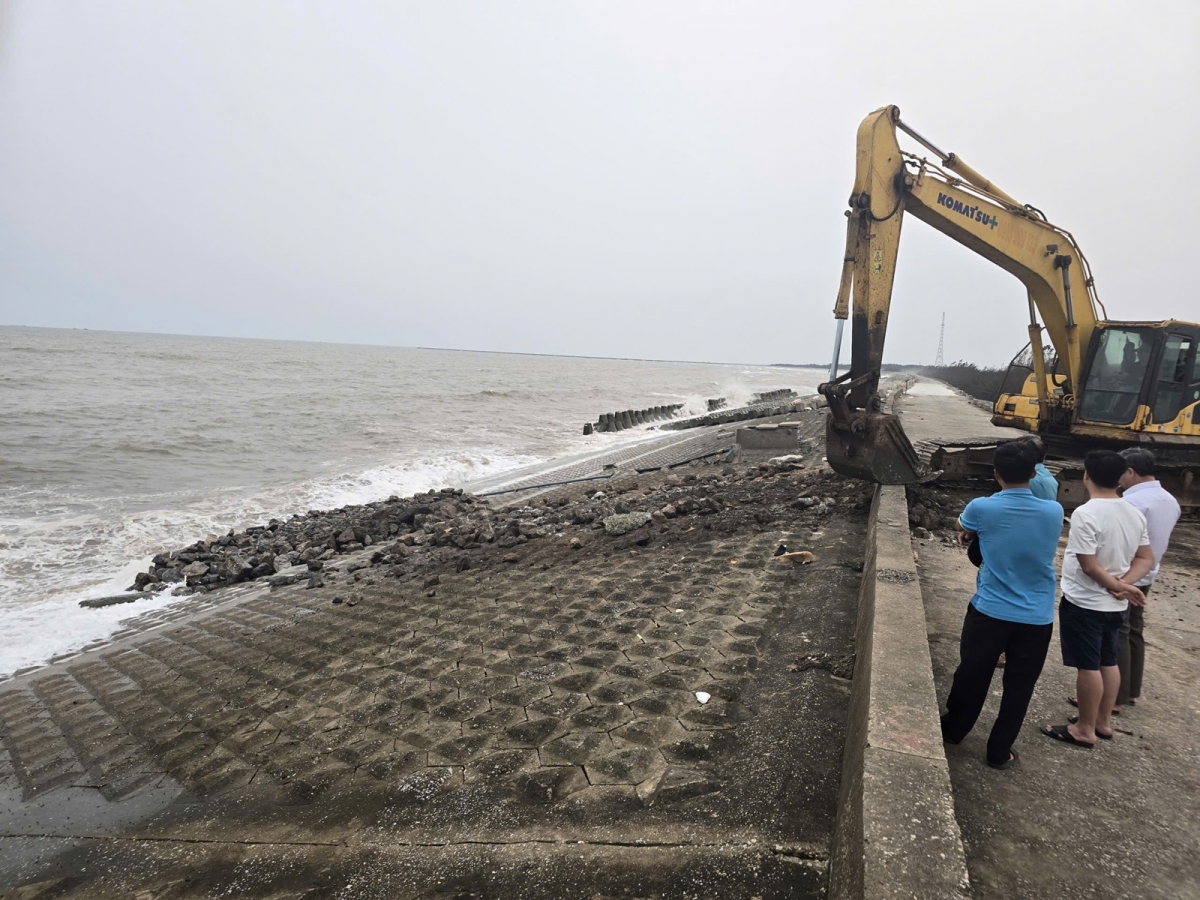 Lực lượng chức năng đang xử lý khắc phục tình trạng sụt lún tuyến đê biển Hải Thịnh 3