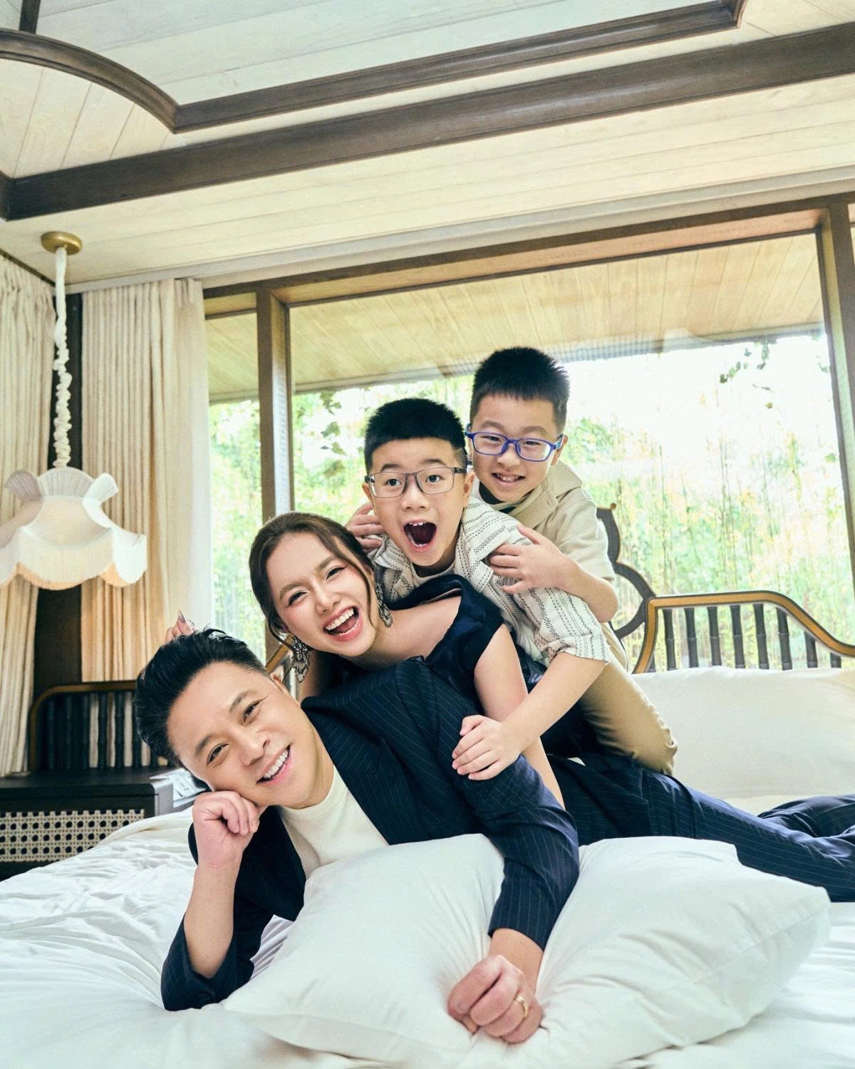 Đinh Ngọc Diệp bày tỏ sự xót xa khi hai cậu con trai liên tục khóc dù mới xa bố mẹ 4 ngày. Thời gian này, cô và ông xã Victor Vũ đang bận rộn với việc sản xuất phim Thám tử Kiên phần hai.