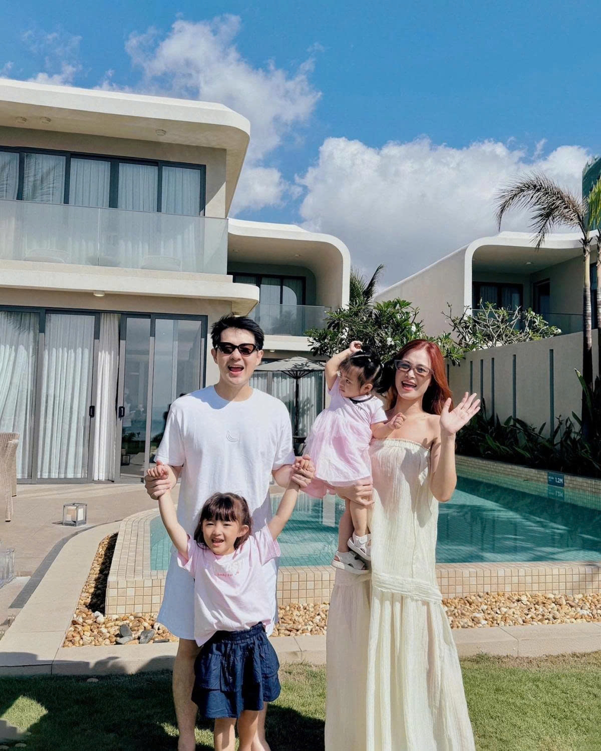 Đông Nhi và Ông Cao Thắng đưa hai con đi nghỉ dưỡng cuối tuần ở Hồ Tràm, Vũng Tàu.