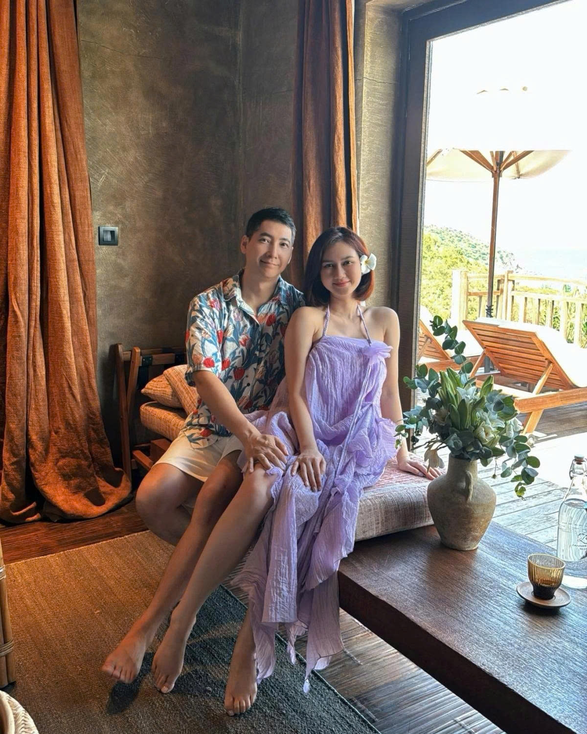 Diễn viên Hương Giang đăng tải bức hình bên ông xã và viết: "Sau này lấy chồng thì nhất định phải lấy chồng giàu nhé các chị em. Giàu tử tế, giàu đàng hoàng, giàu yêu thương, giàu trí tuệ, giàu bản lĩnh".