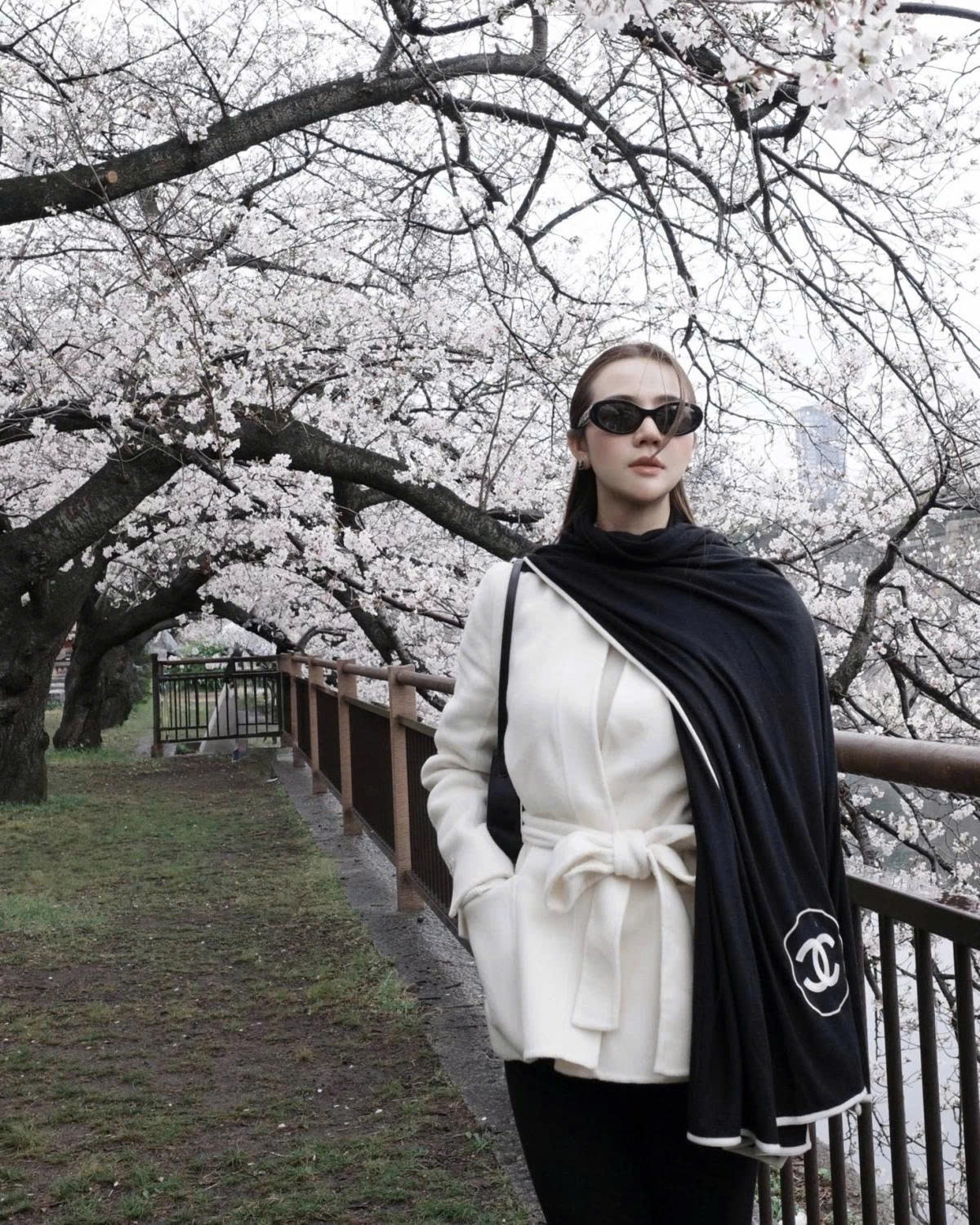 Phan Minh Huyền choàng khăn Chanel giá xấp xỉ 20 triệu đồng trong chuyến du lịch Nhật Bản ngắm hoa anh đào.