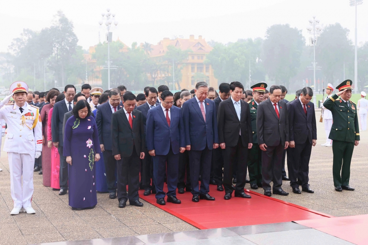 Lãnh đạo Đảng, Nhà nước, các đại biểu Quốc hội kính cẩn nghiêng mình, tỏ lòng biết ơn vô hạn, thành kính tưởng nhớ công lao to lớn của Chủ tịch Hồ Chí Minh đối với sự nghiệp đấu tranh giải phóng dân tộc, thống nhất đất nước, xây dựng Tổ quốc Việt Nam xã hội chủ nghĩa hòa bình, độc lập, thống nhất. (Ảnh: TTXVN)