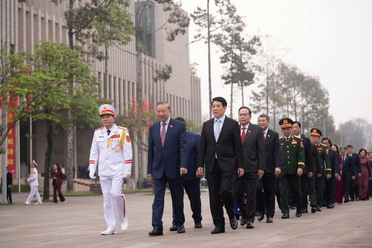 Tổng Bí thư Tô Lâm cùng các lãnh đạo Đảng, Nhà nước dẫn đầu đoàn đại biểu Quốc hội, di chuyển từ Nhà Quốc hội sang Lăng viếng Chủ tịch Hồ Chí Minh.