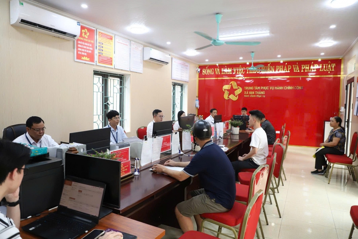 Người dân Ninh Bình làm thủ tục hành chính
