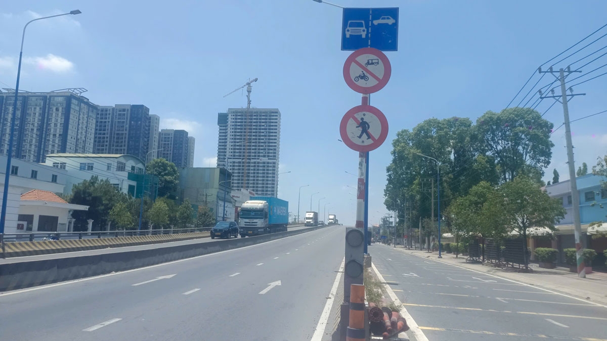 Biển báo cho xe máy lên cầu vượt đã được sửa lại