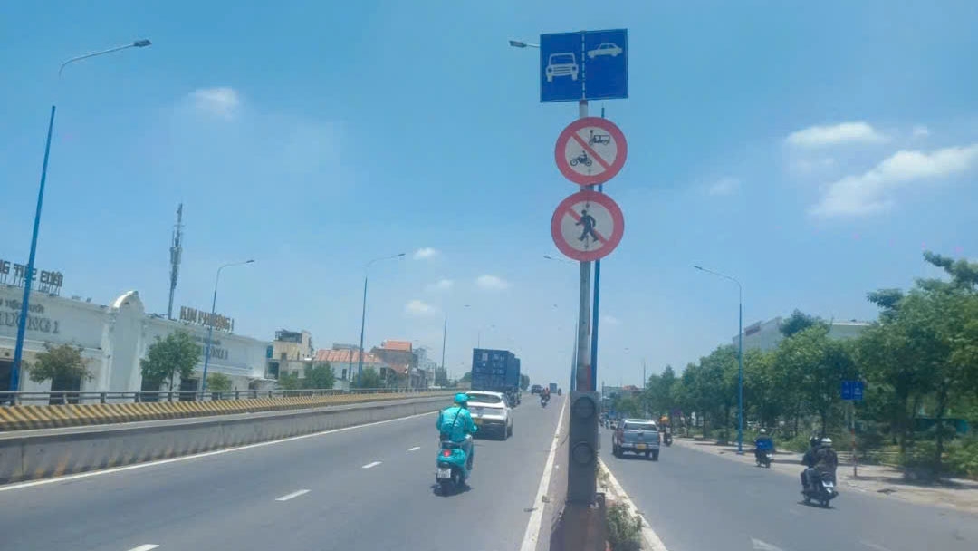 Mặc dù cấm nhưng xe máy vẫn lưu thông trên cầu vượt