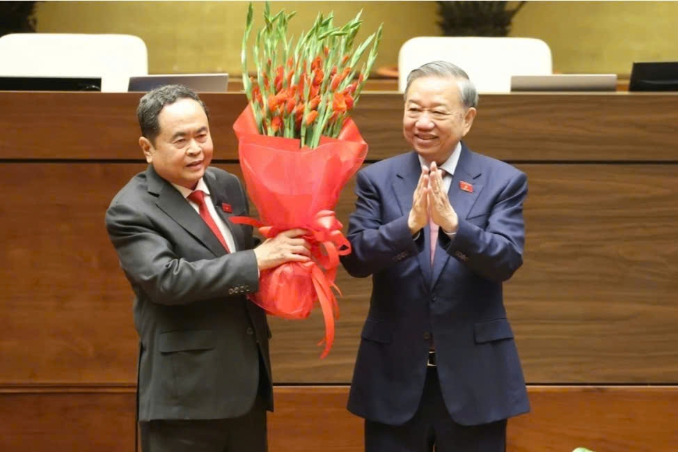 Tổng Bí thư Tô Lâm tặng hoa chúc mừng Chủ tịch Quốc hội Trần Thanh Mẫn