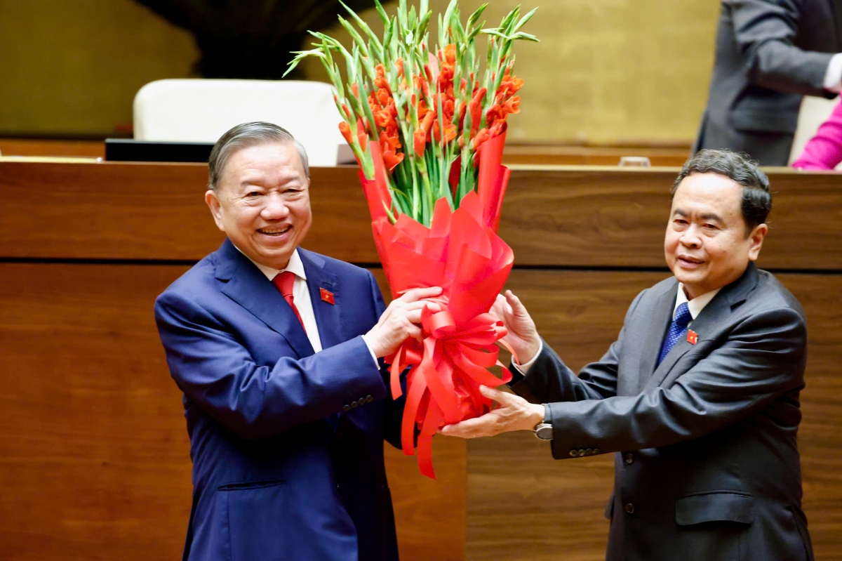 Chủ tịch Quốc hội Trần Thanh Mẫn tặng hoa chúc mừng Tổng Bí thư, Chủ tịch nước Tô Lâm.