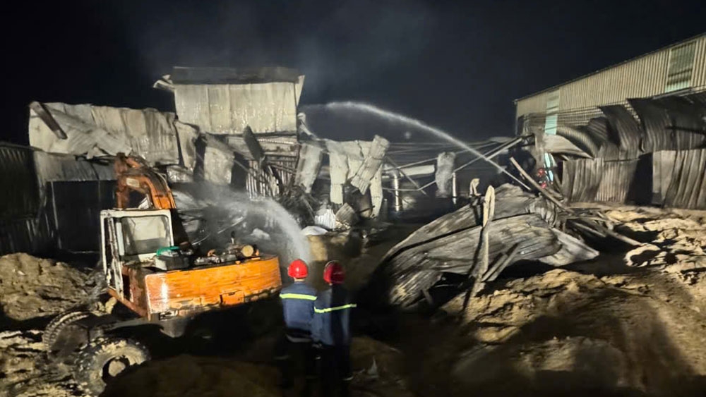 Lực lượng chữa cháy xuyên đêm dập tắt đám cháy 