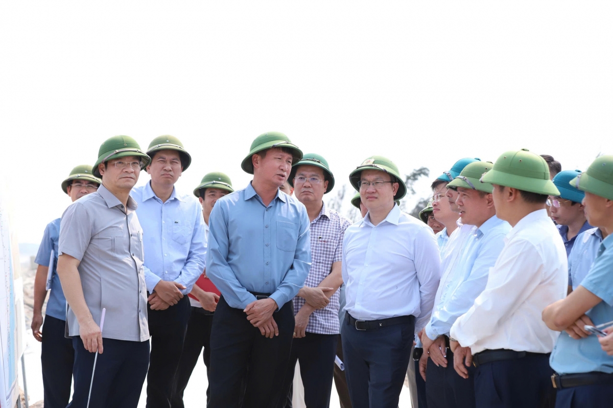 Đoàn kiểm tra của tỉnh Ninh Bình thực địa các tuyến đê biển xung yếu