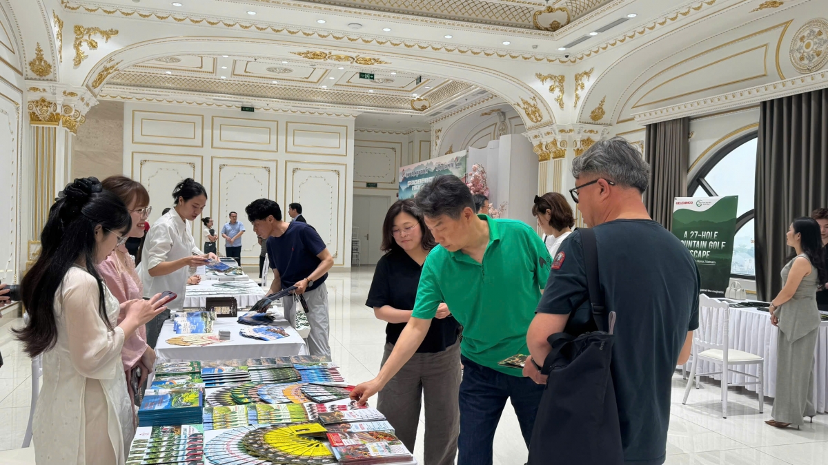 Các doanh nghiệp lữ hành quốc tế tìm hiểu thông tin, sản phẩm du lịch Phú Thọ. Ảnh: Thúy Hà